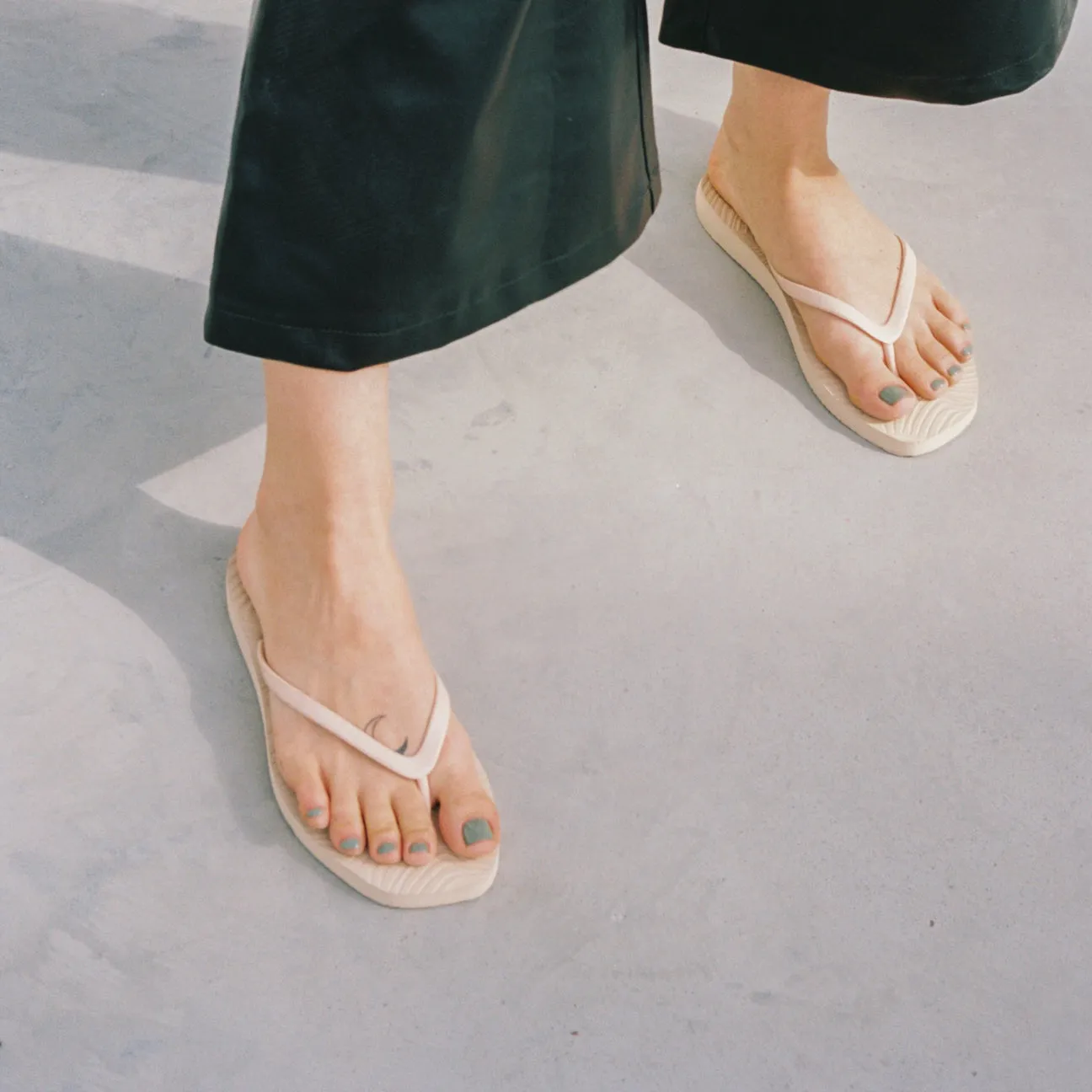 SLEEPERS Women Tapered Beige Flip Flops