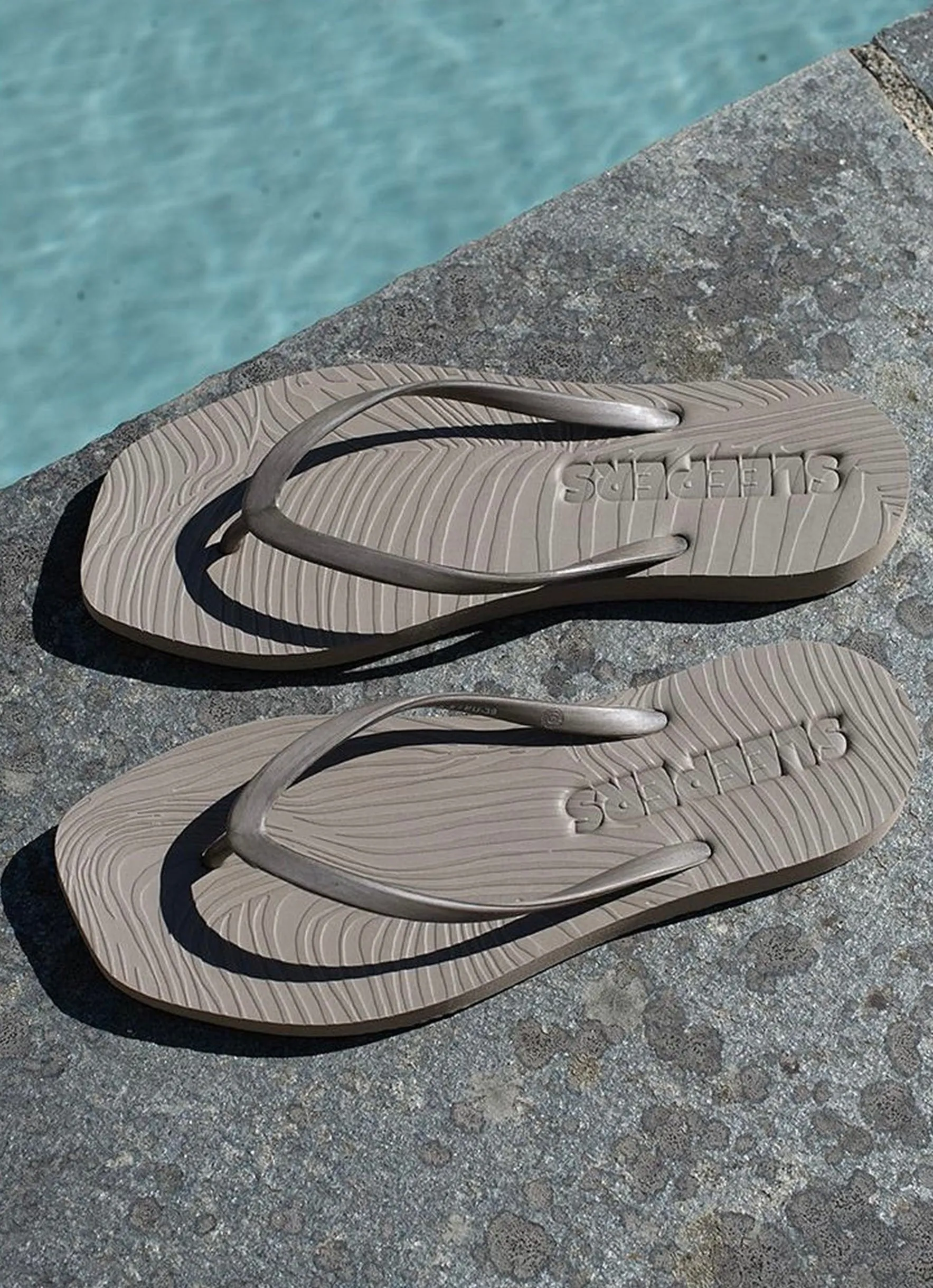 SLEEPERS Women Tapered Silver Flip Flops