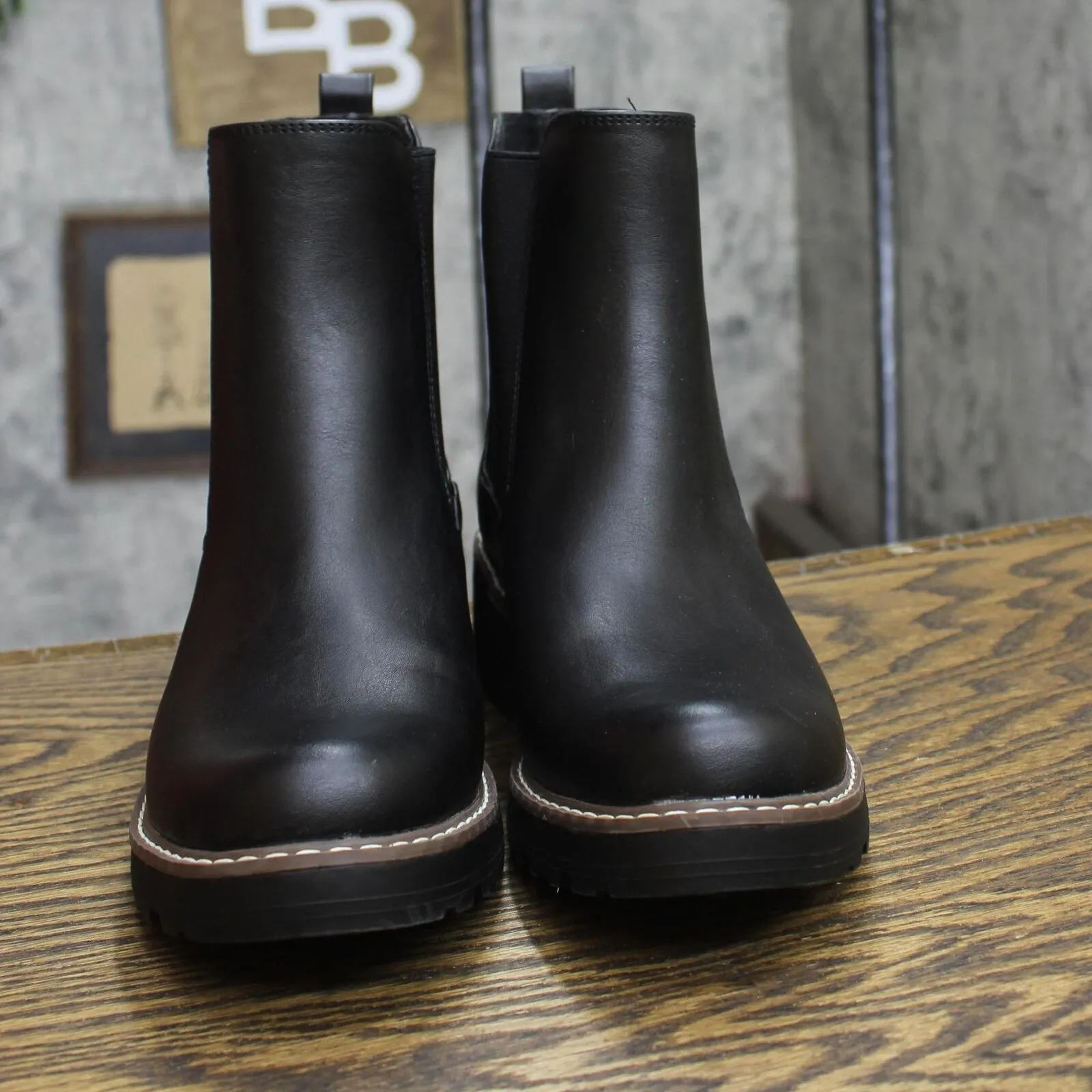 Universal Thread Womens Celina Chelsea Boots with Memory Foam Insole Black 7M