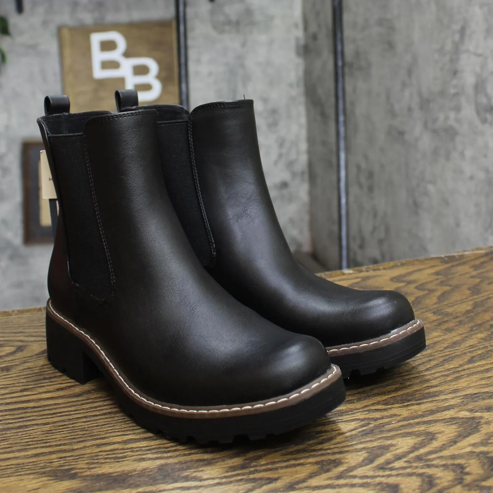 Universal Thread Womens Celina Chelsea Boots with Memory Foam Insole Black 7M