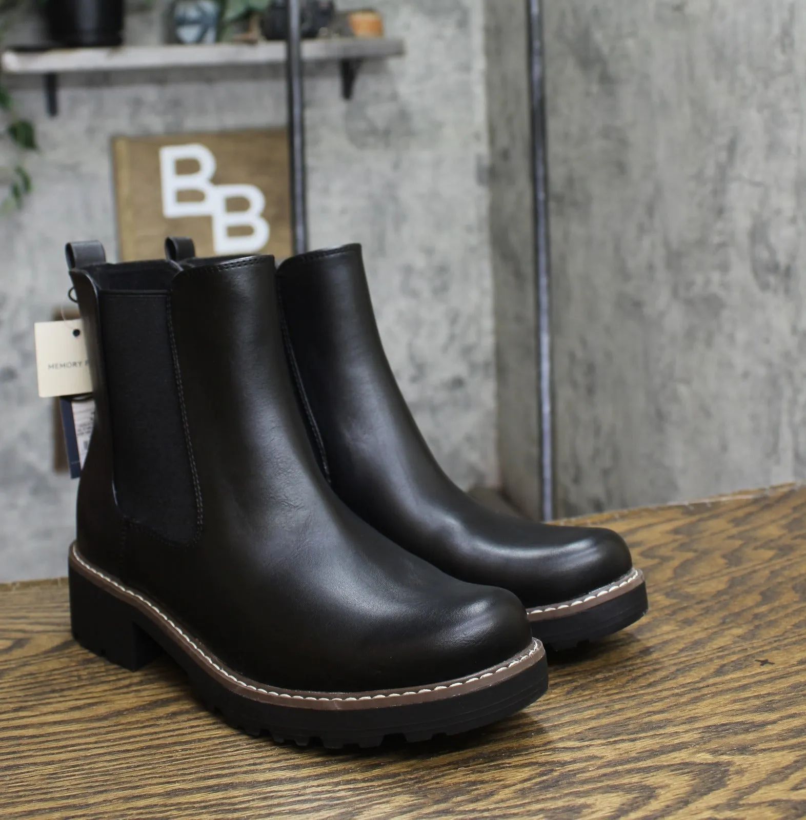 Universal Thread Womens Celina Chelsea Boots with Memory Foam Insole Black 8.5M